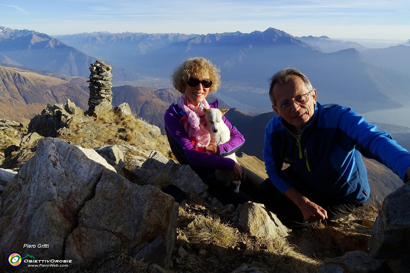 04 In vetta al Monte Duria (2264 m) con vista in Legnone e Valtellina.JPG